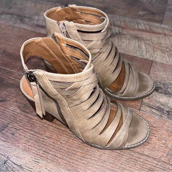 Universal Thread Side Zip Strappy Chunky Heels - Picture 5 of 10